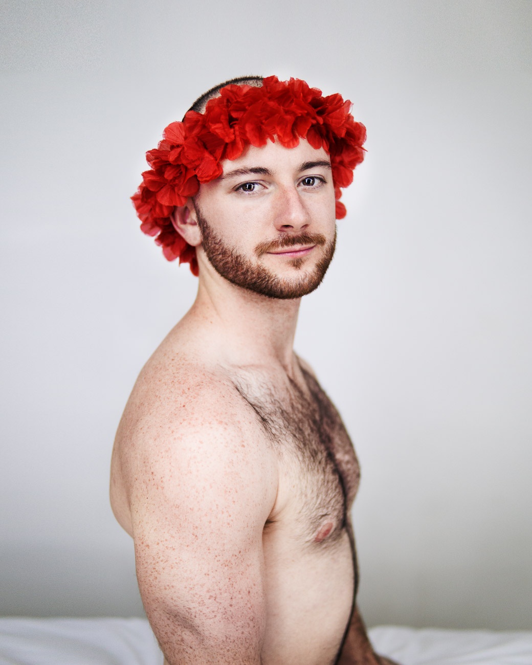 Portrait von Brandon mit Blumenschmuck