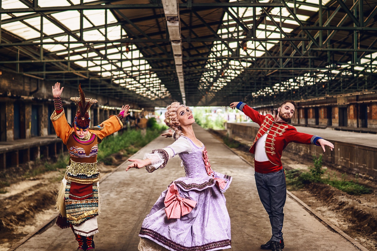 Aida Sänger in leerer Fabrik