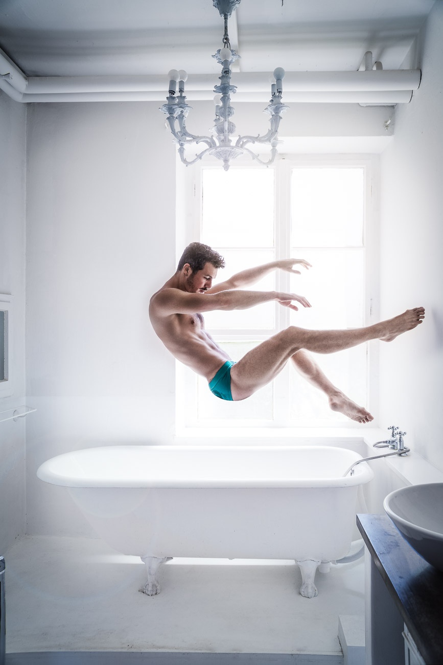 Schauspieler Portrait Tim Hüning schwebt über Badewanne